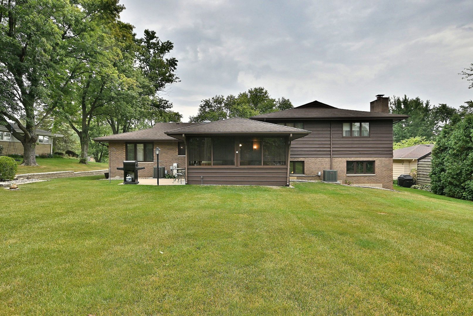 7976 Clarendon Hills Road, Willowbrook, IL 60527