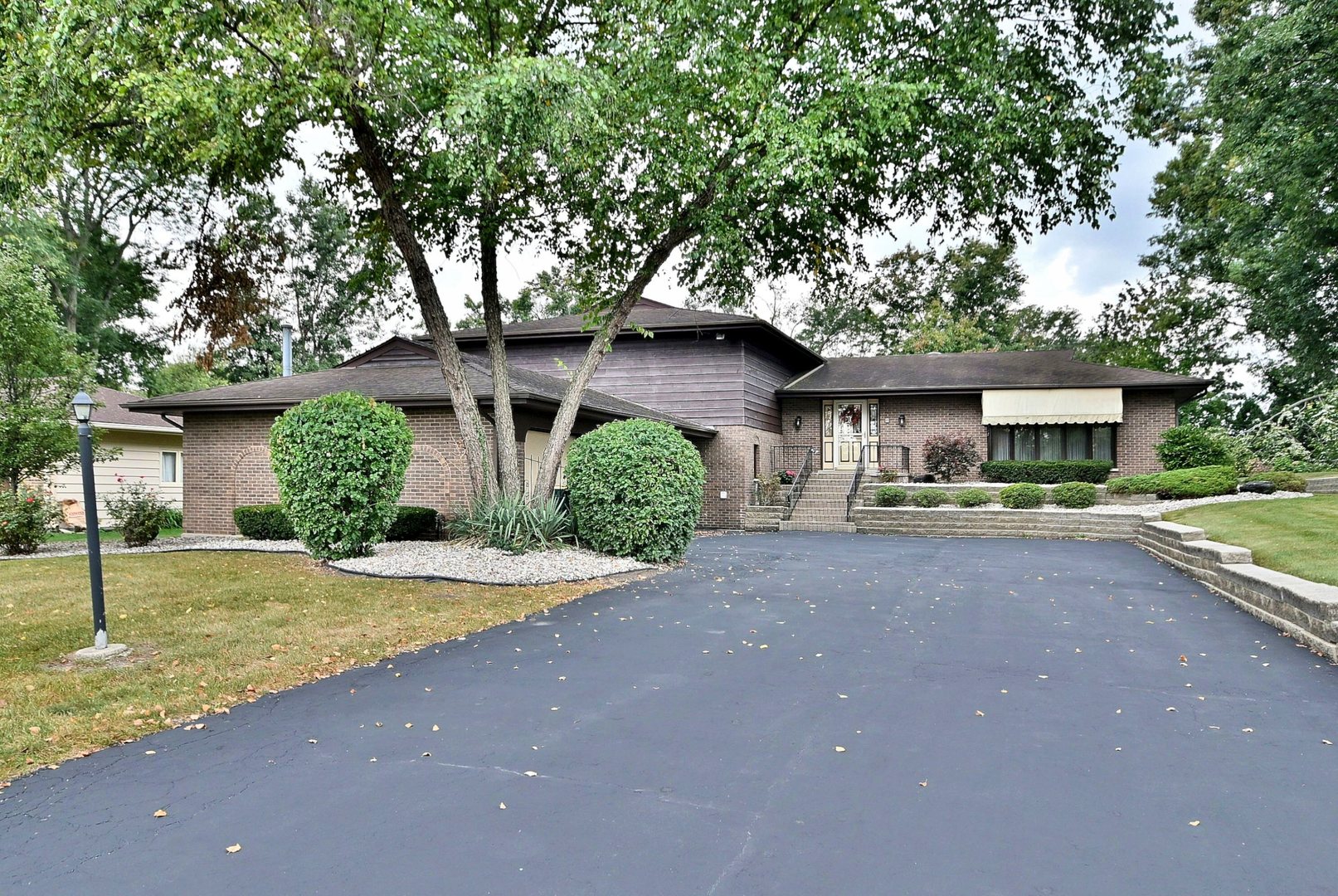 7976 Clarendon Hills Road, Willowbrook, IL 60527