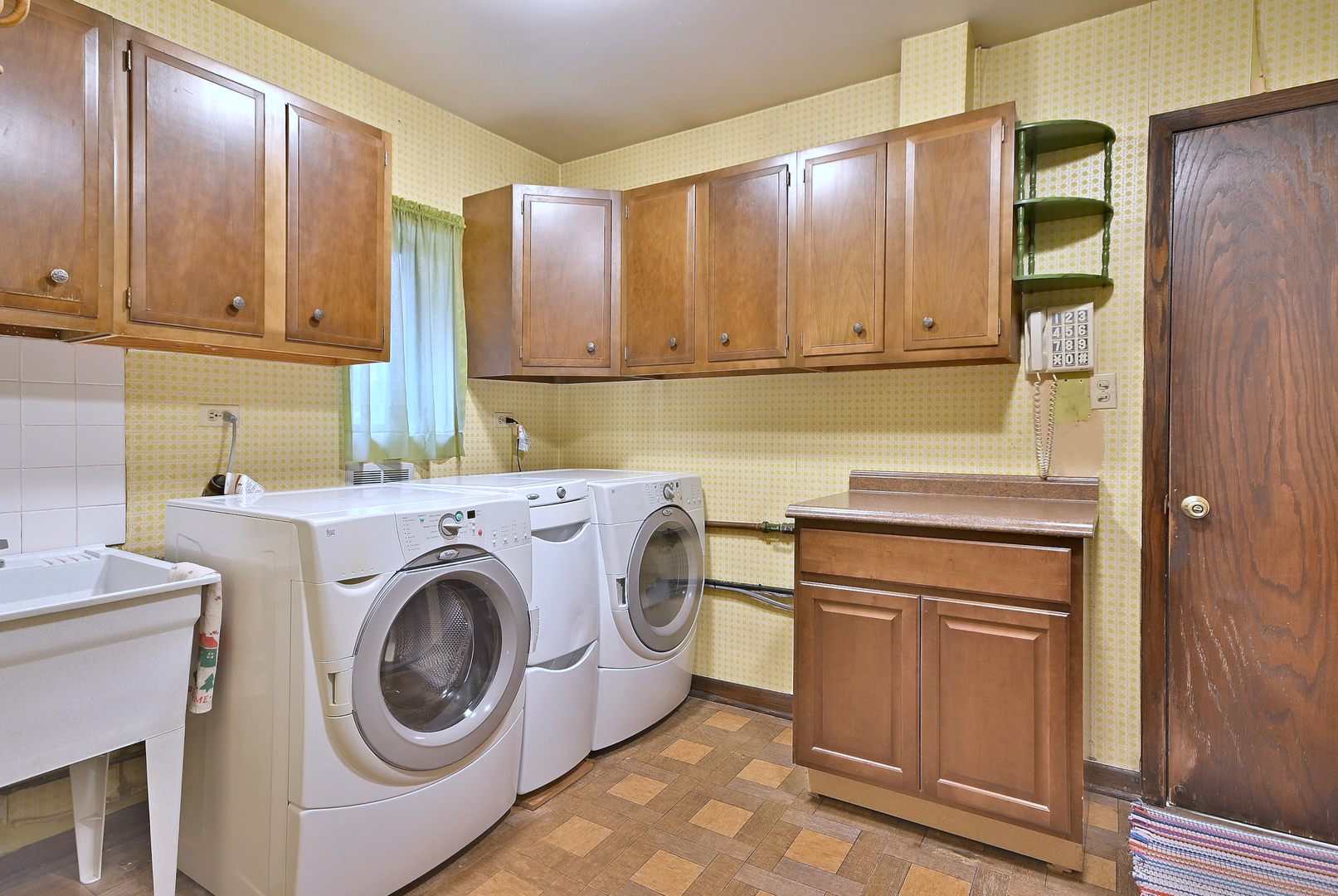 7976 Clarendon Hills Road, Willowbrook, IL 60527