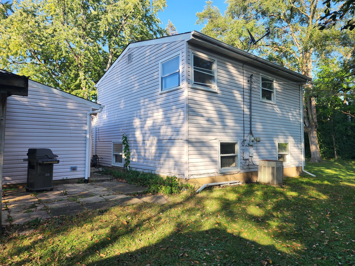 905 Buena Vista Drive, Round Lake Beach, IL 60073