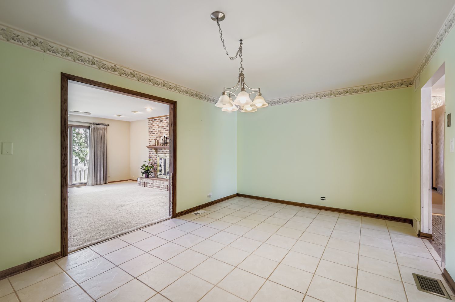 1410 W Lexington Drive, Arlington Heights, IL 60004
