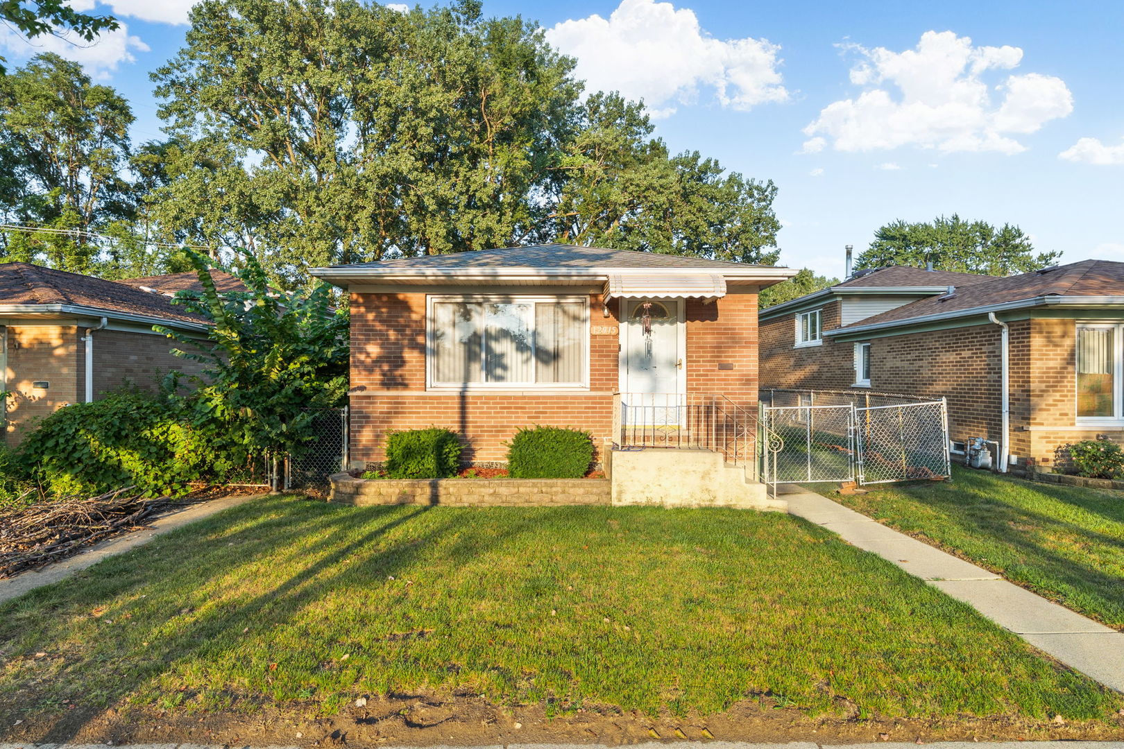 12915 S Houston Avenue, Chicago, IL 60633