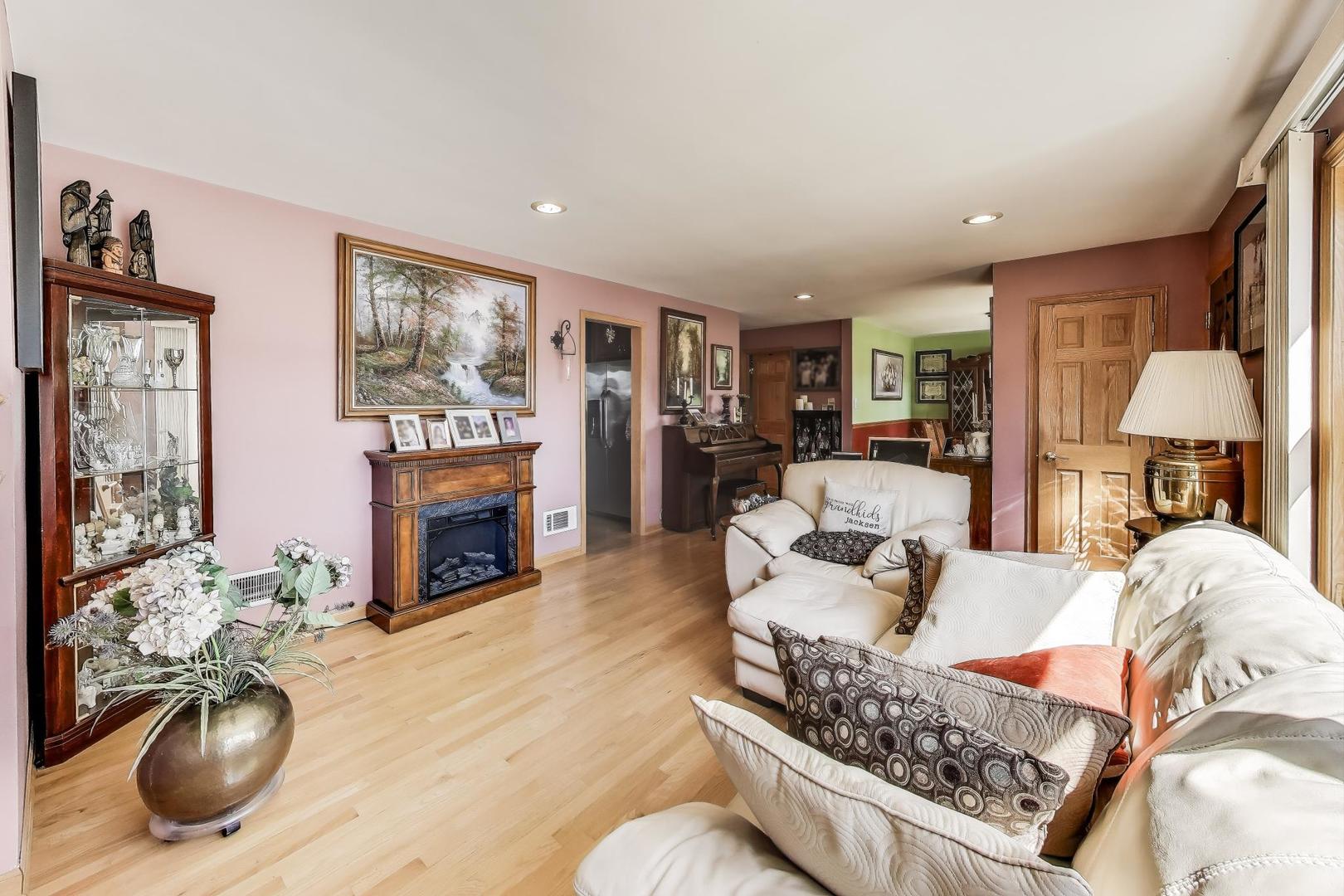 4962 N Oconto Avenue, Harwood Heights, IL 60706