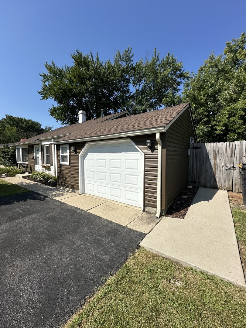 11 Edgewood Drive, Streamwood, IL 60107