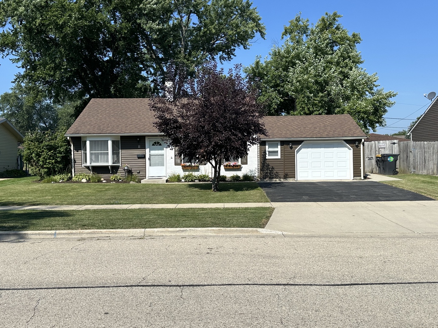 11 Edgewood Drive, Streamwood, IL 60107