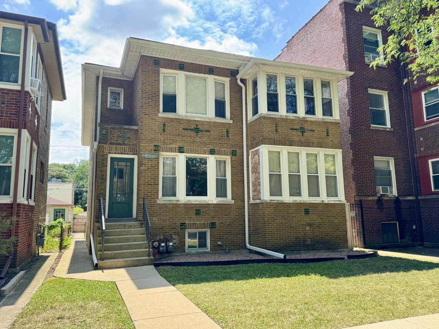 5253 W Cullom Avenue, Chicago, IL 60641
