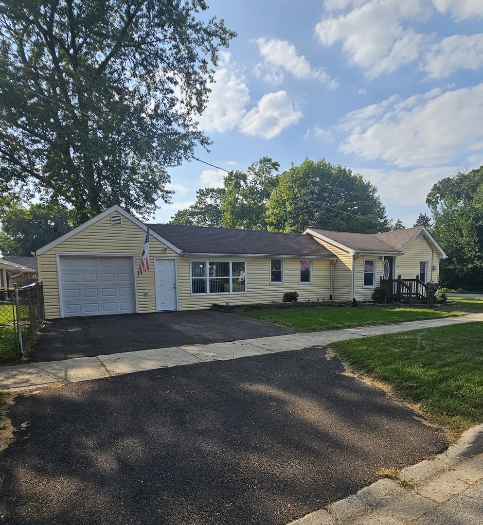 900 Charles Street, Aurora, IL 60506