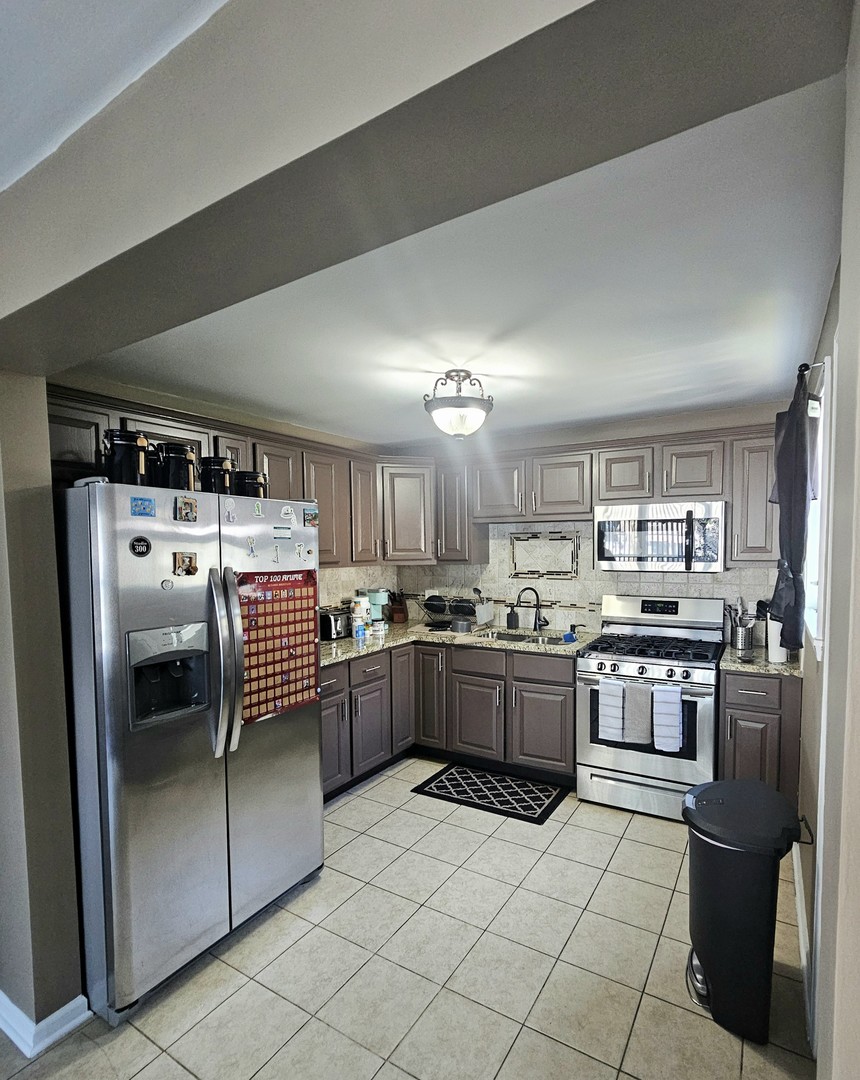 900 Charles Street, Aurora, IL 60506