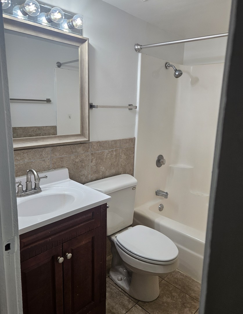 48 Oak Hill Colony #2, Fox Lake, IL 60020