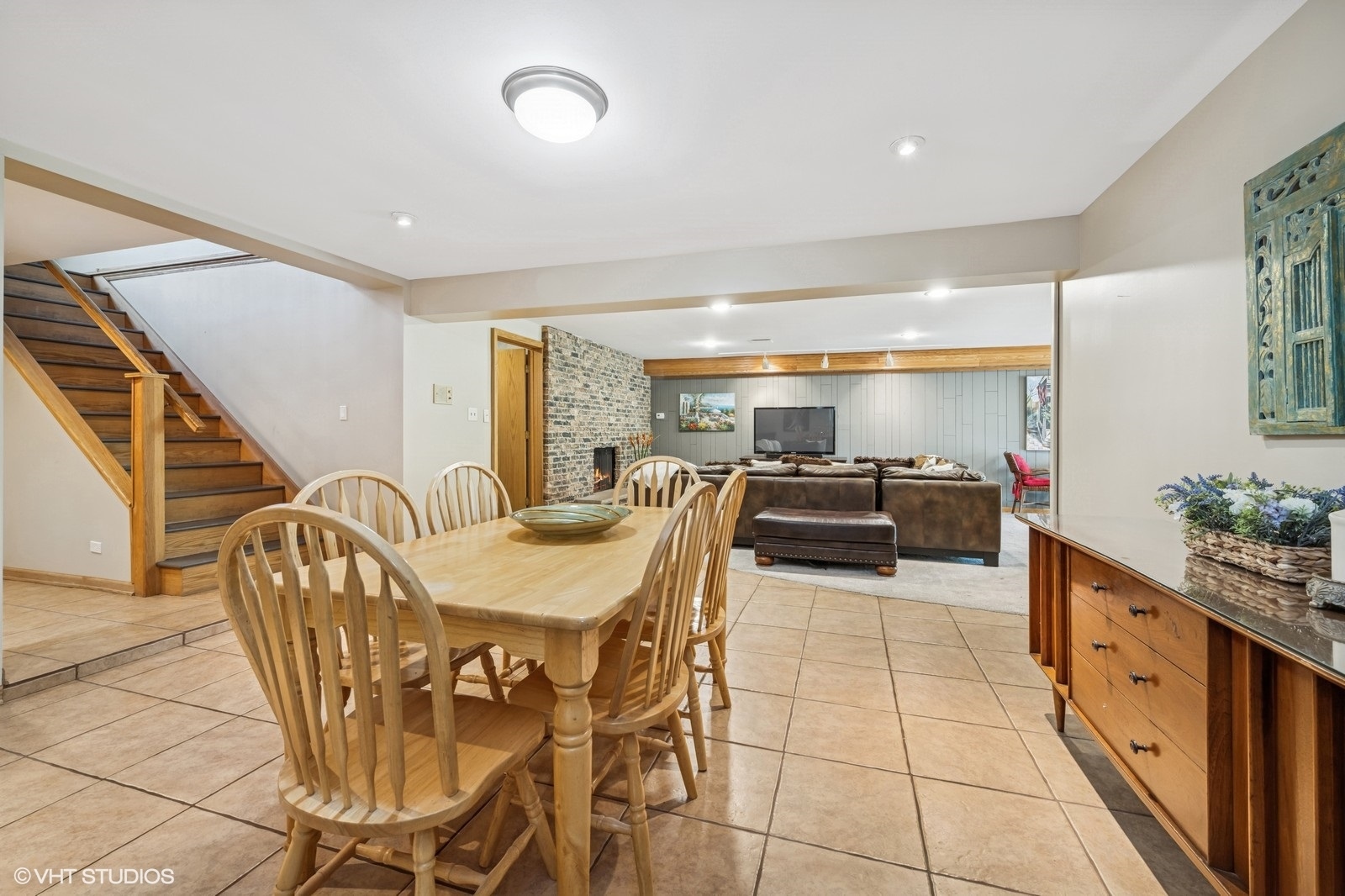 184 A River Road, Lake Barrington, IL 60010