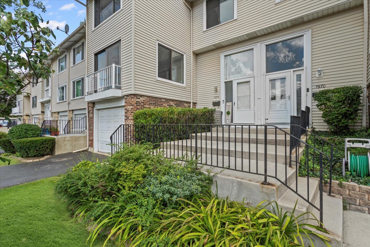 1974 Loomes Avenue, Downers Grove, IL 60516