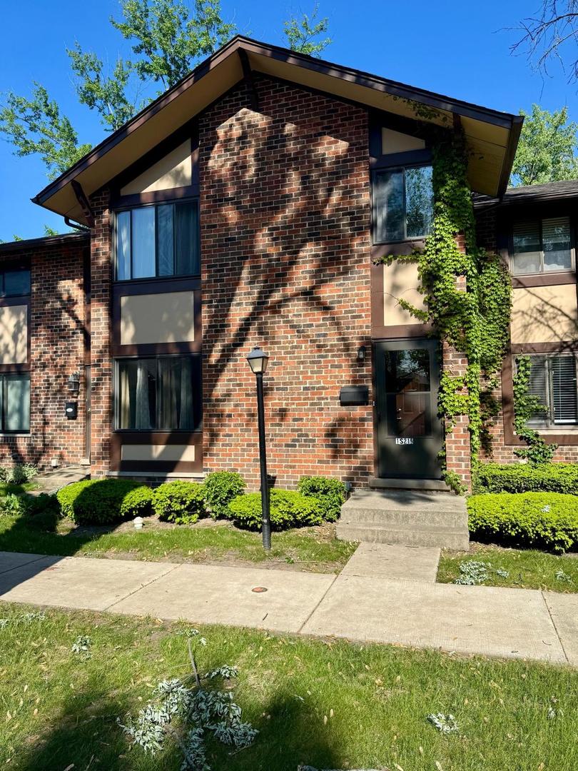 1 S 215 Stratford Lane, Villa Park, IL 60181