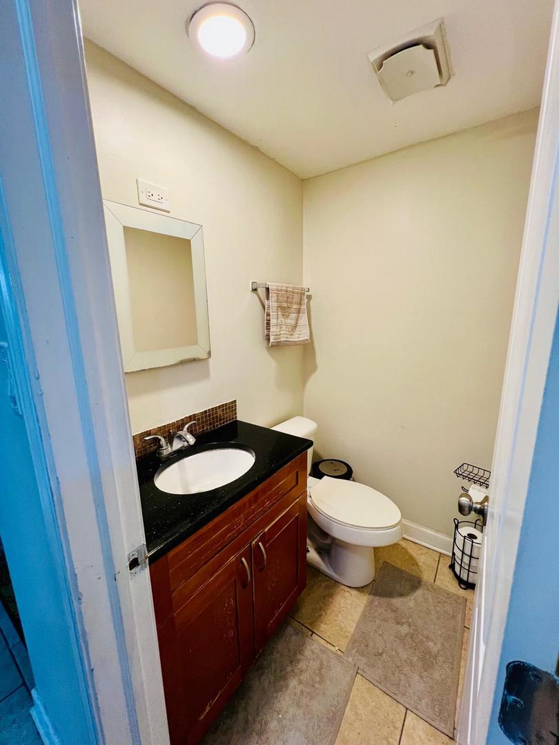 1 S 215 Stratford Lane, Villa Park, IL 60181