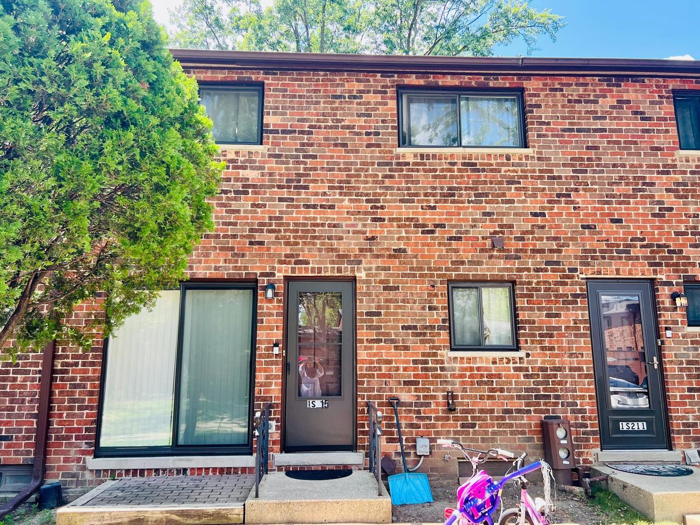 1 S 215 Stratford Lane, Villa Park, IL 60181