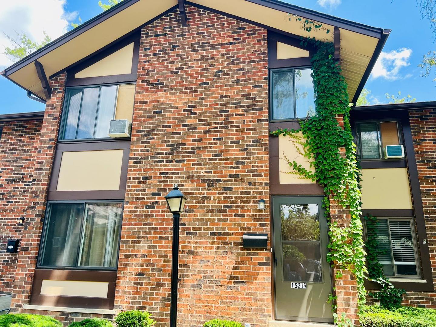 1 S 215 Stratford Lane, Villa Park, IL 60181
