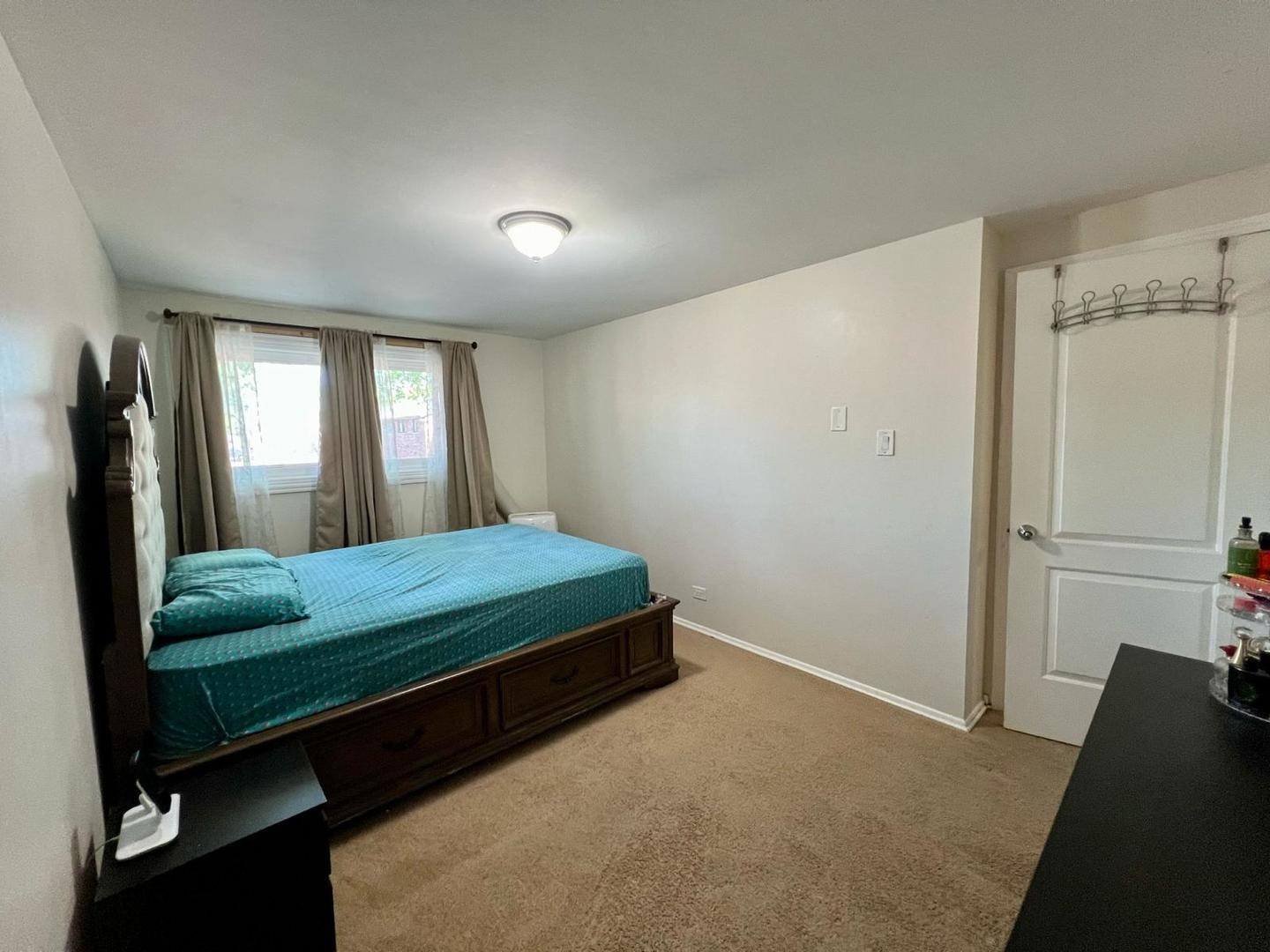 1 S 215 Stratford Lane, Villa Park, IL 60181