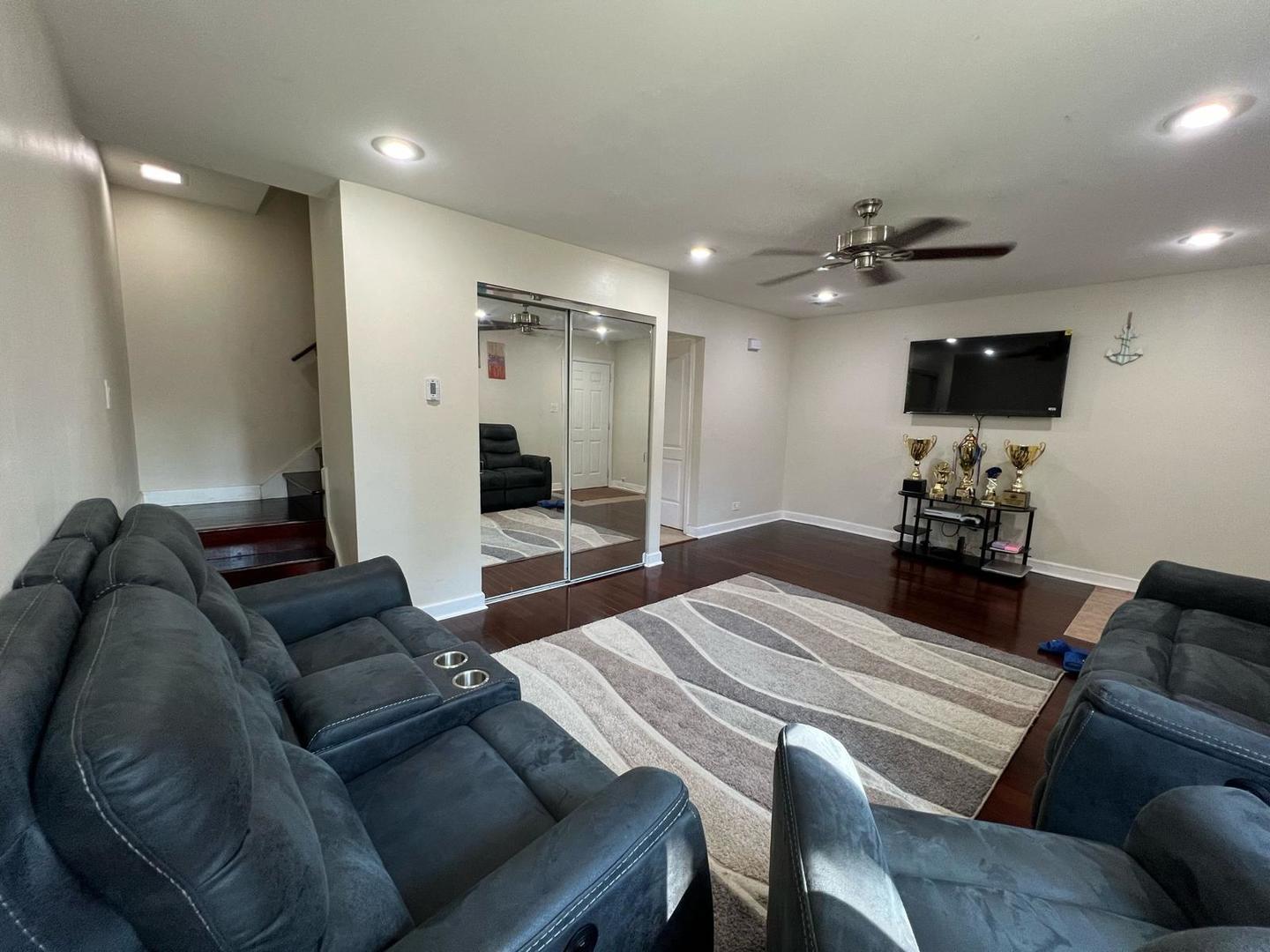 1 S 215 Stratford Lane, Villa Park, IL 60181
