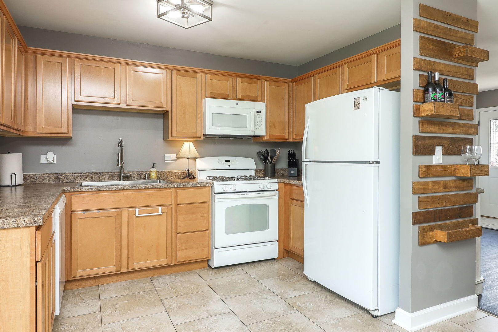 1132 Highbury Drive, Elgin, IL 60120