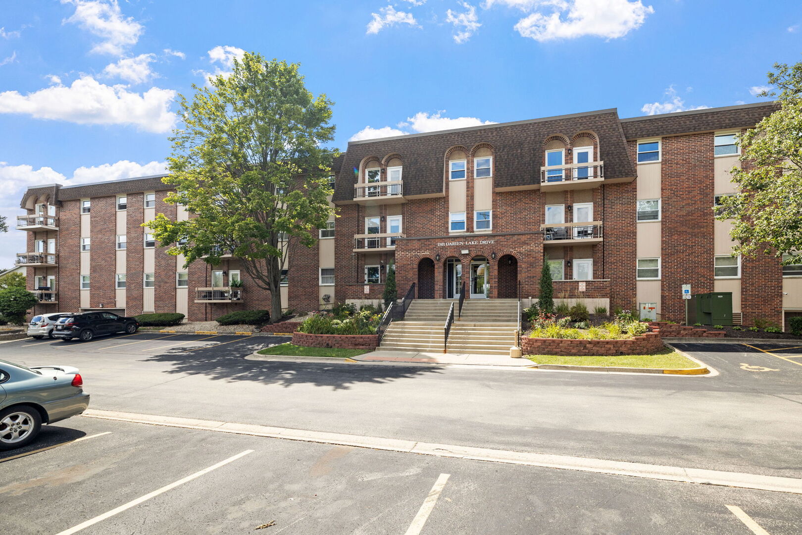 1501 Darien Lake Drive #305, Darien, IL 60561