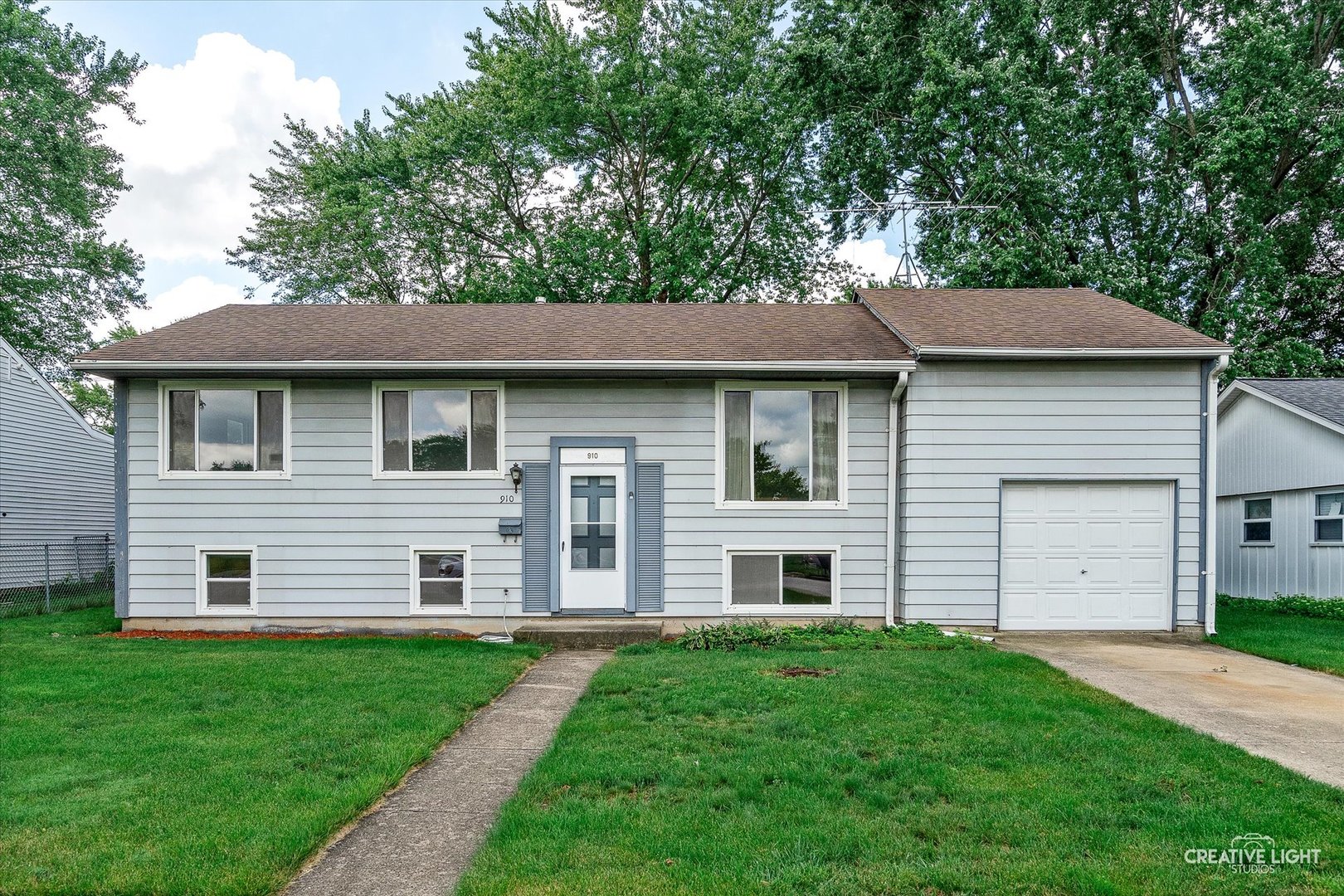 910 Southbridge Drive, Aurora, IL 60506