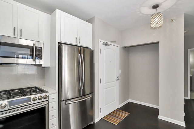 21 W Chestnut Street #1202, Chicago, IL 60610