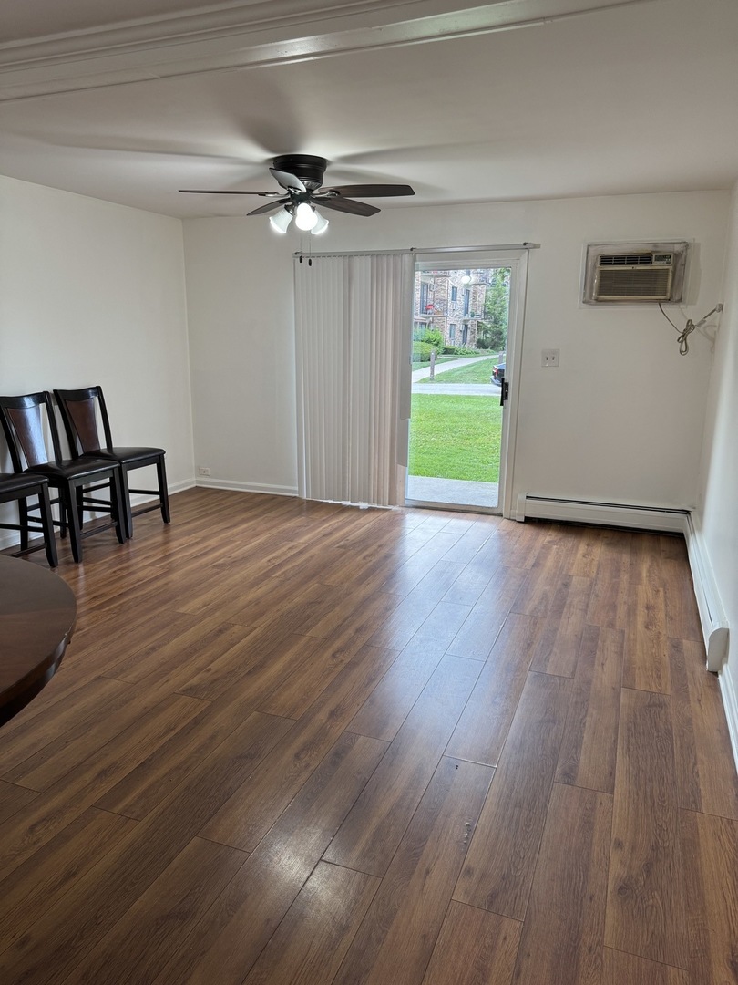 143 W ELK Trail #143, Carol Stream, IL 60188