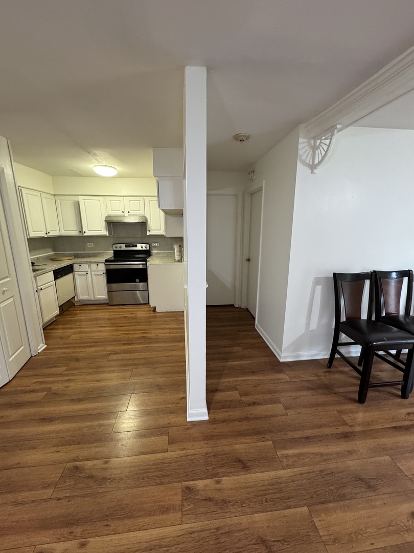 143 W ELK Trail #143, Carol Stream, IL 60188
