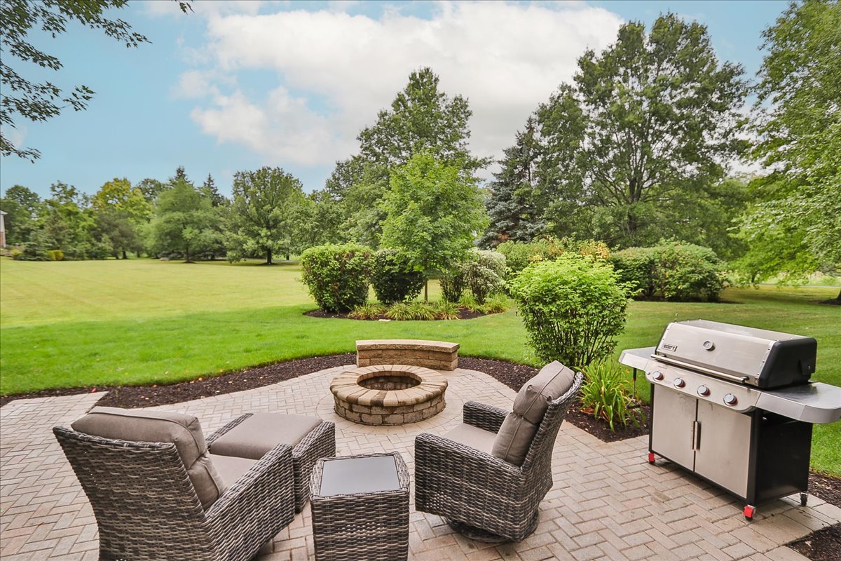 22 Dorchester Court, Hawthorn Woods, IL 60047