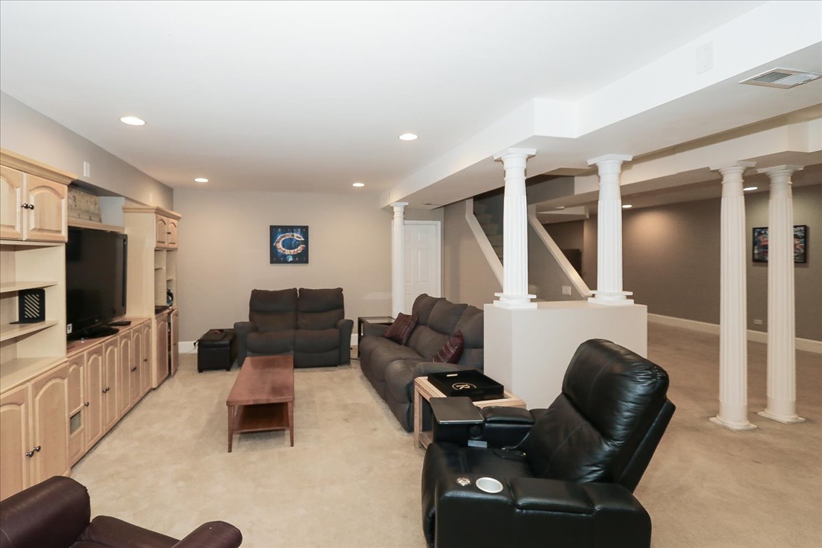 22 Dorchester Court, Hawthorn Woods, IL 60047