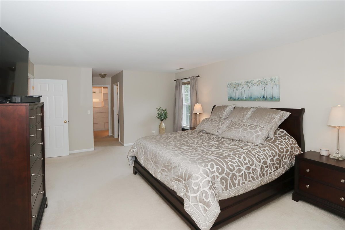 22 Dorchester Court, Hawthorn Woods, IL 60047