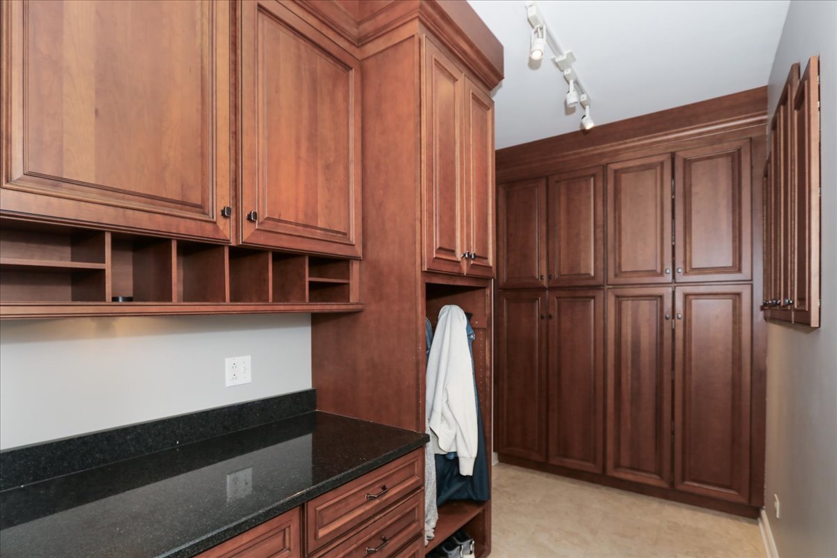22 Dorchester Court, Hawthorn Woods, IL 60047