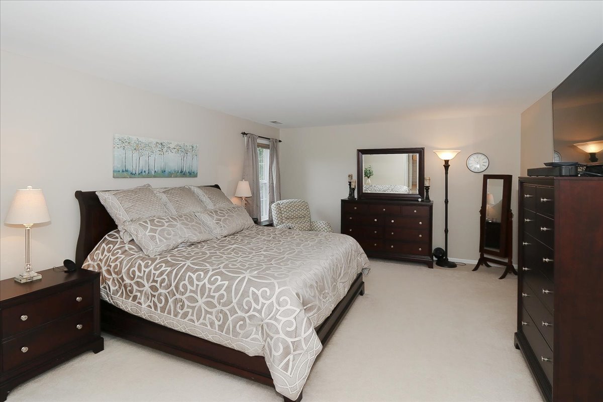 22 Dorchester Court, Hawthorn Woods, IL 60047