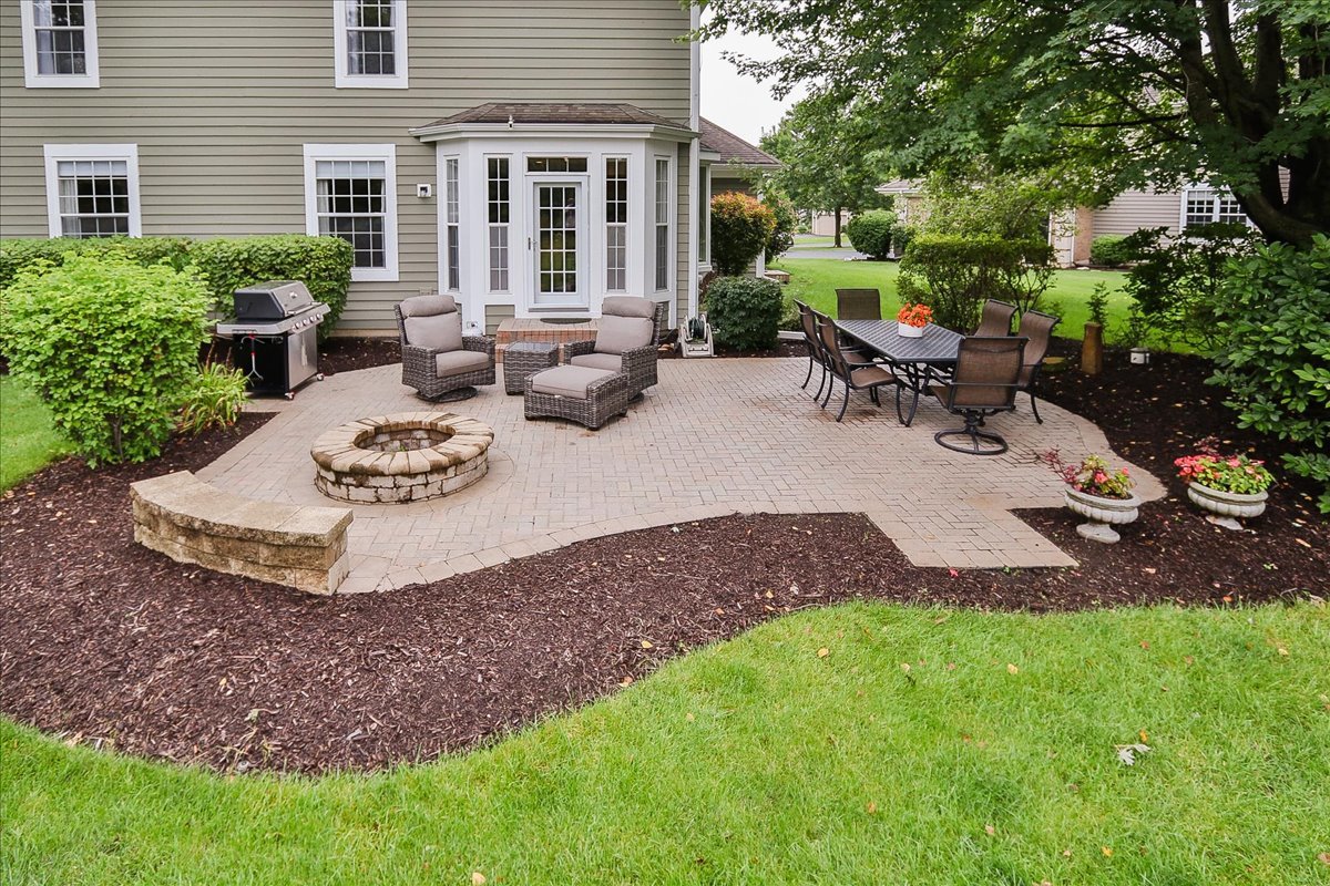22 Dorchester Court, Hawthorn Woods, IL 60047