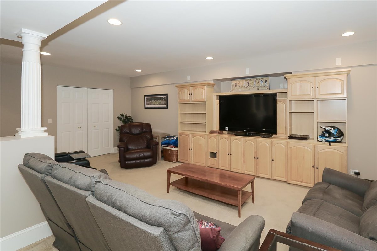 22 Dorchester Court, Hawthorn Woods, IL 60047