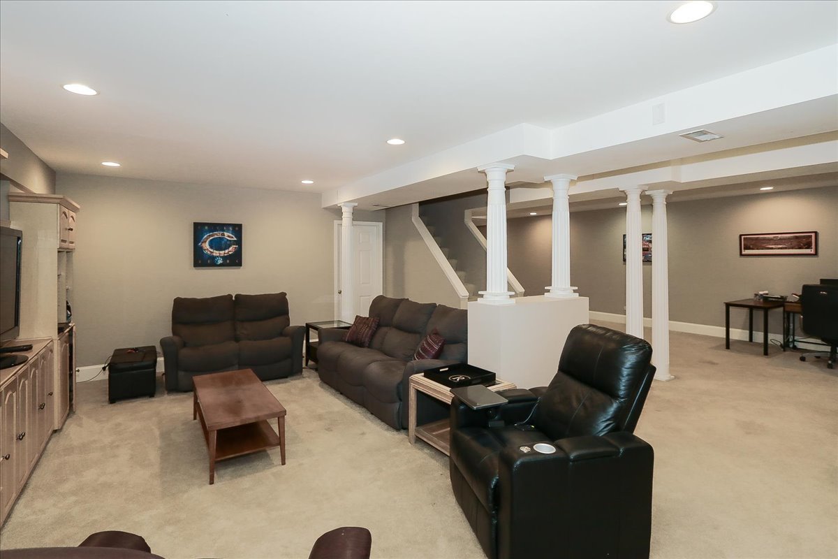 22 Dorchester Court, Hawthorn Woods, IL 60047