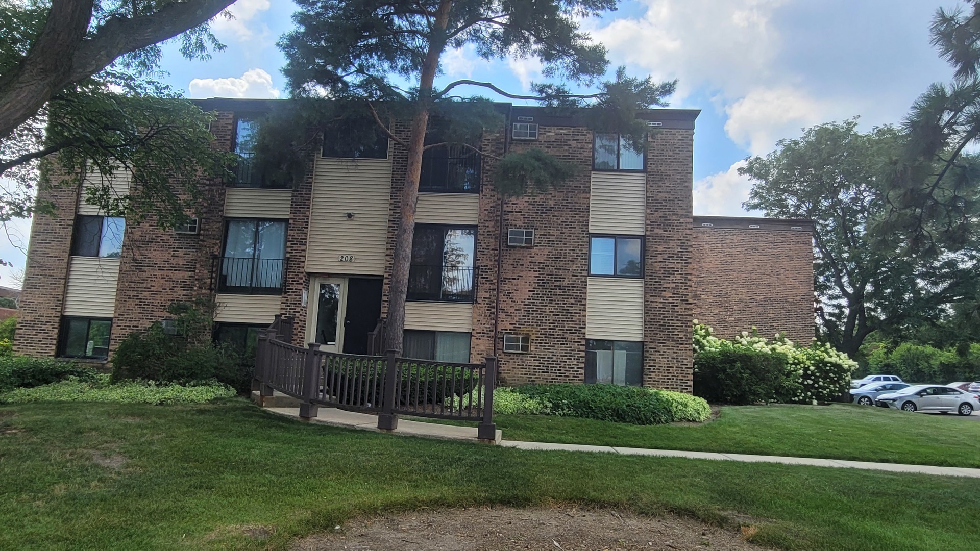 208 DUNTEMAN Drive #202, Glendale Heights, IL 60139