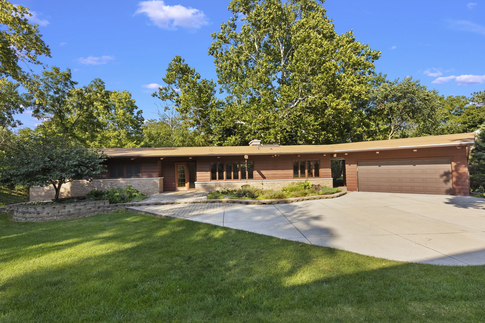 621 Plamondon Court, Wheaton, IL 60189