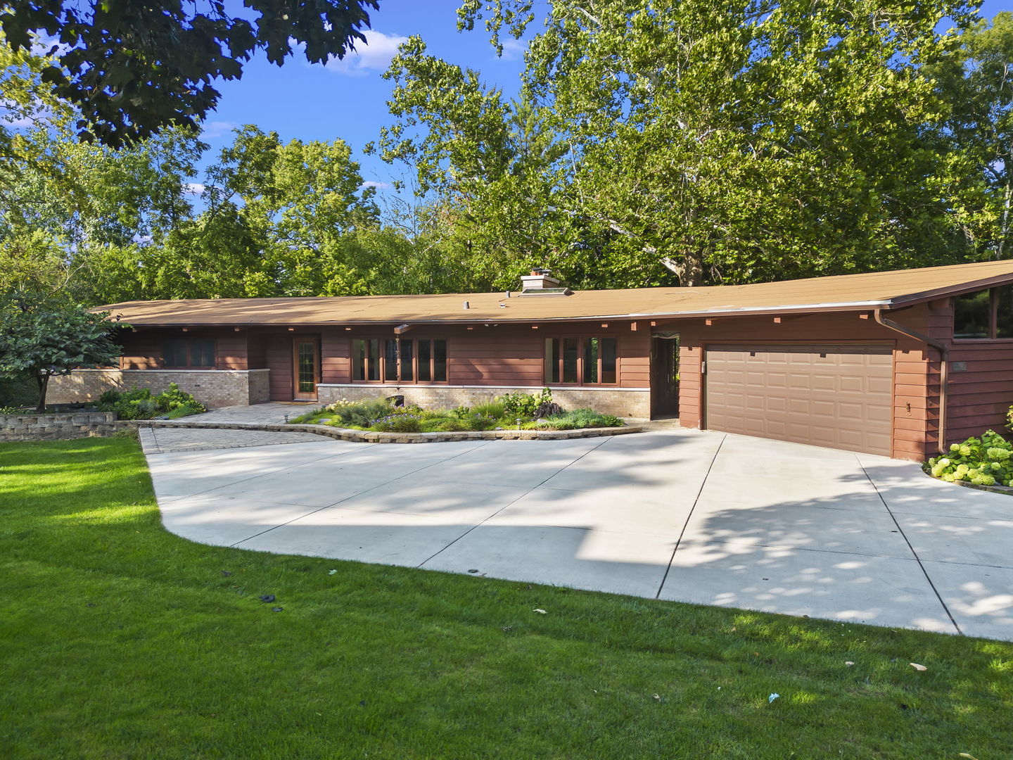 621 Plamondon Court, Wheaton, IL 60189