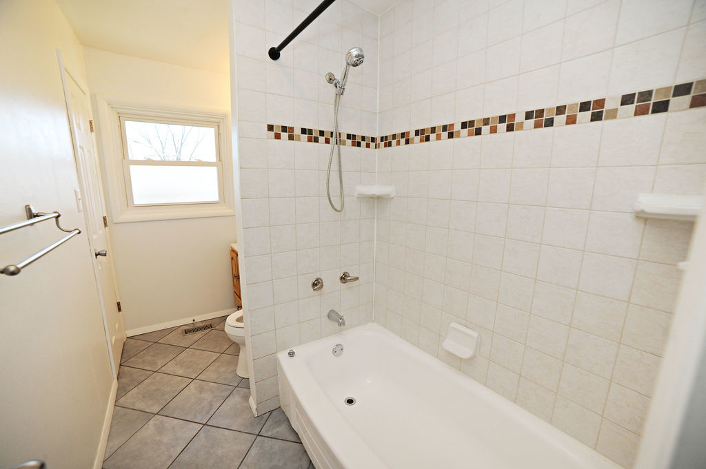 1425 Highland Boulevard, Hoffman Estates, IL 60195