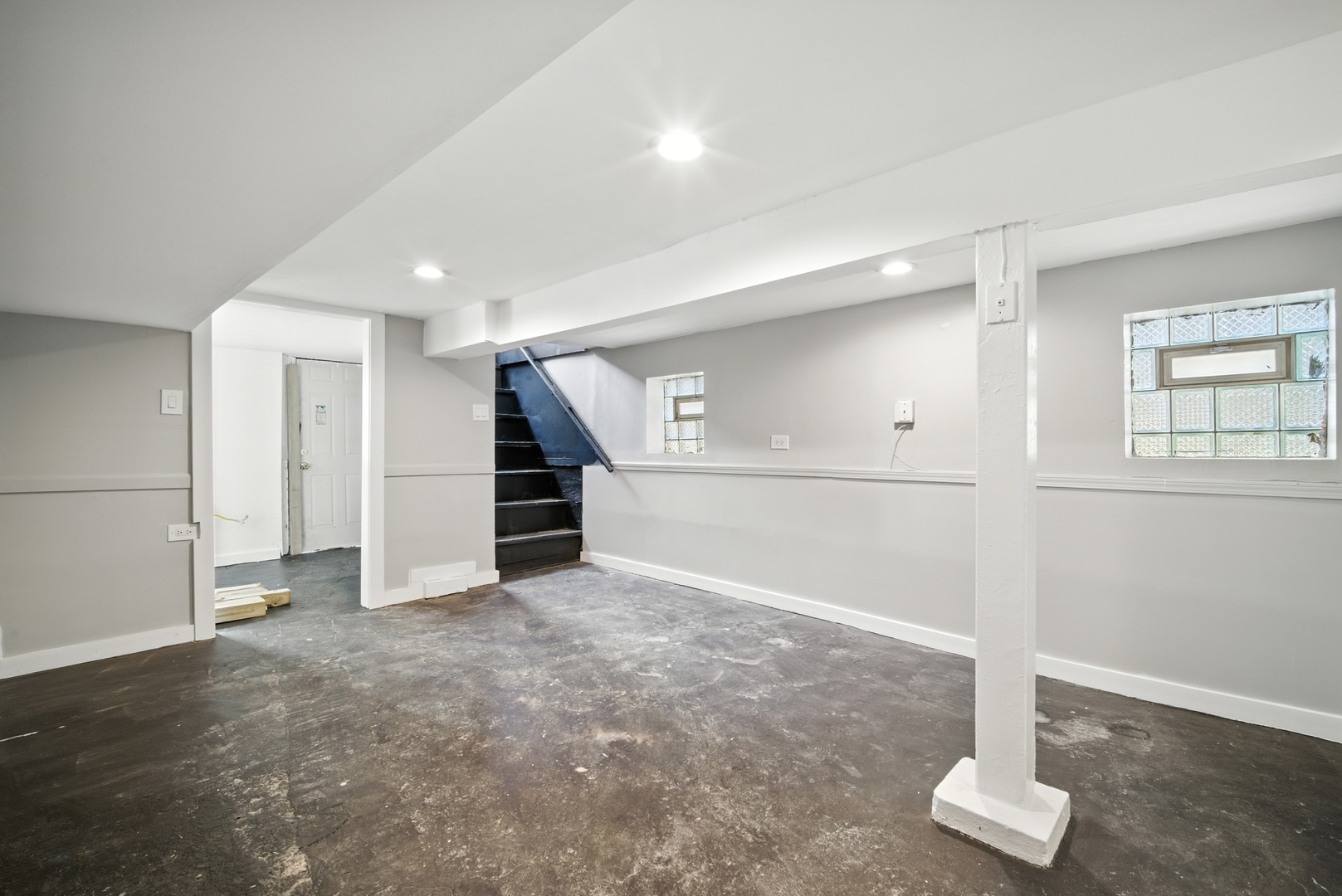 9131 S Blackstone Avenue, Chicago, IL 60619