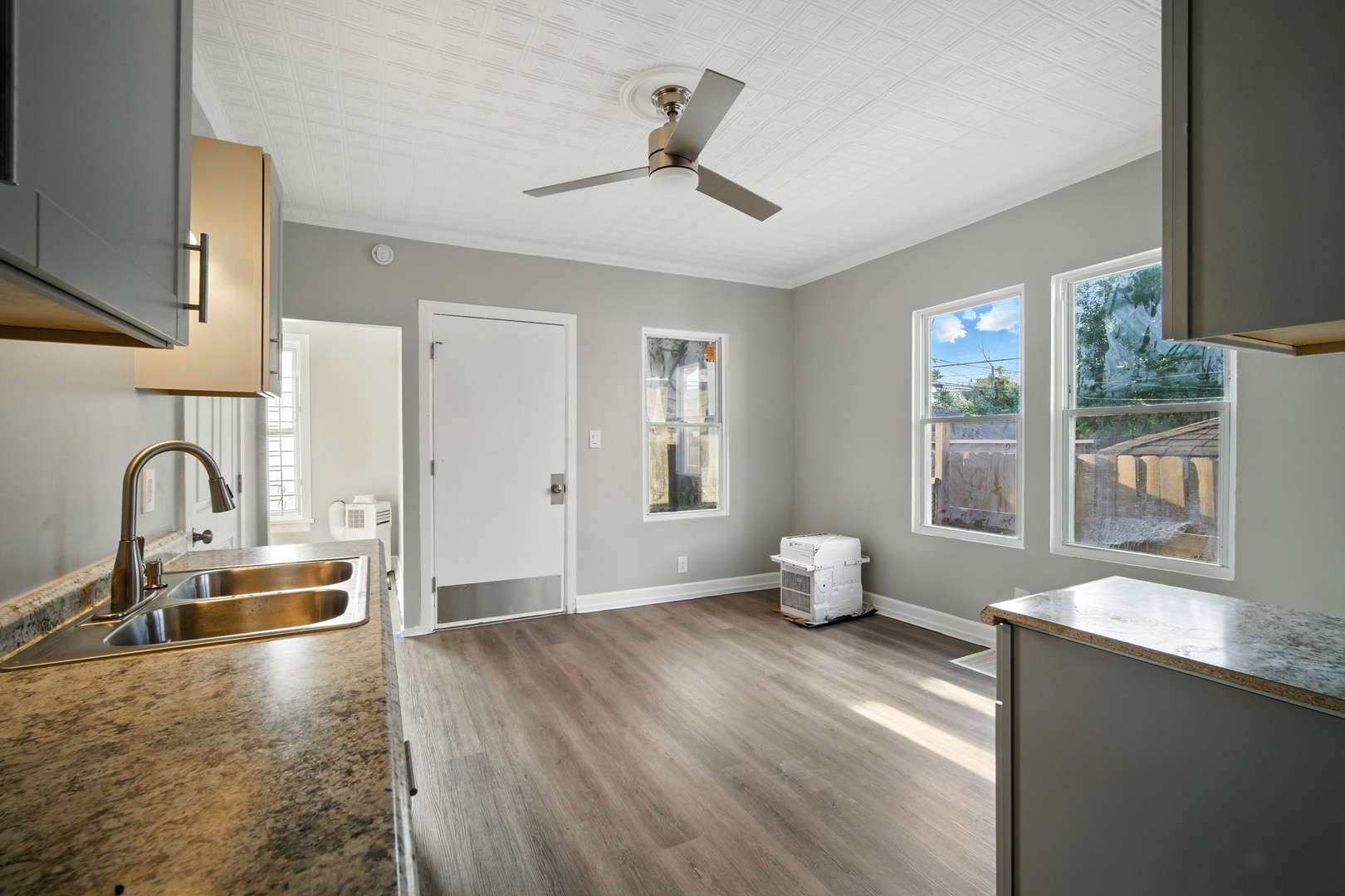 9131 S Blackstone Avenue, Chicago, IL 60619