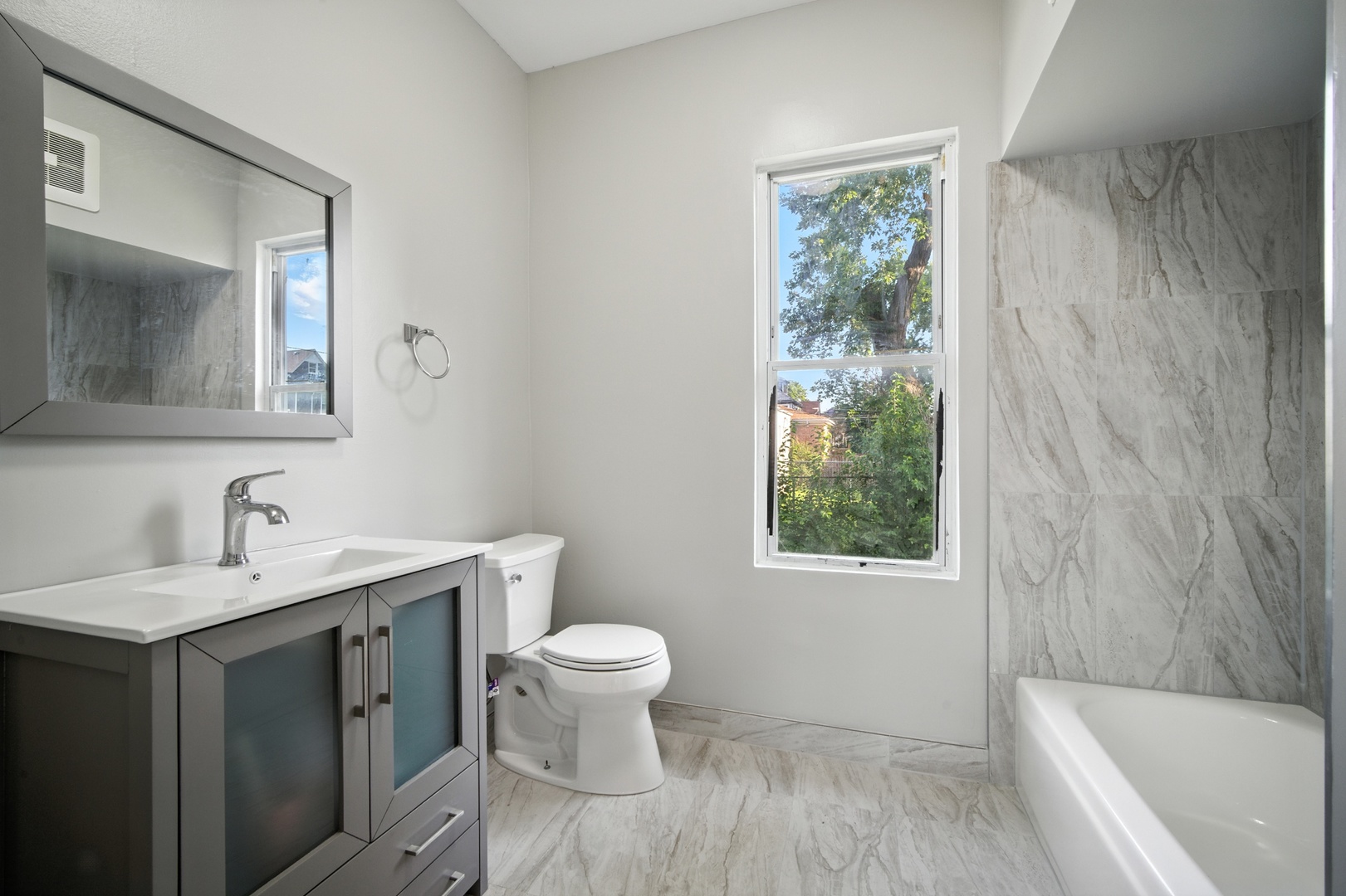 9131 S Blackstone Avenue, Chicago, IL 60619