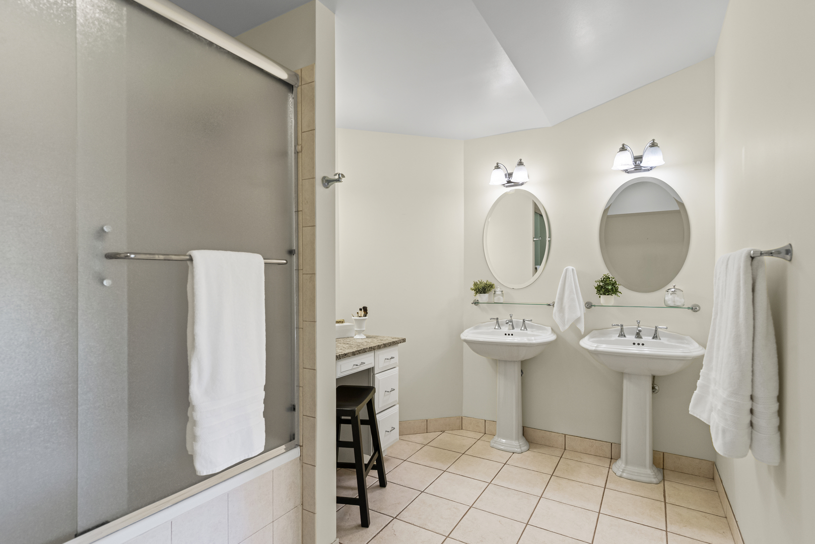 1401 Ruidoso Court, Libertyville, IL 60048