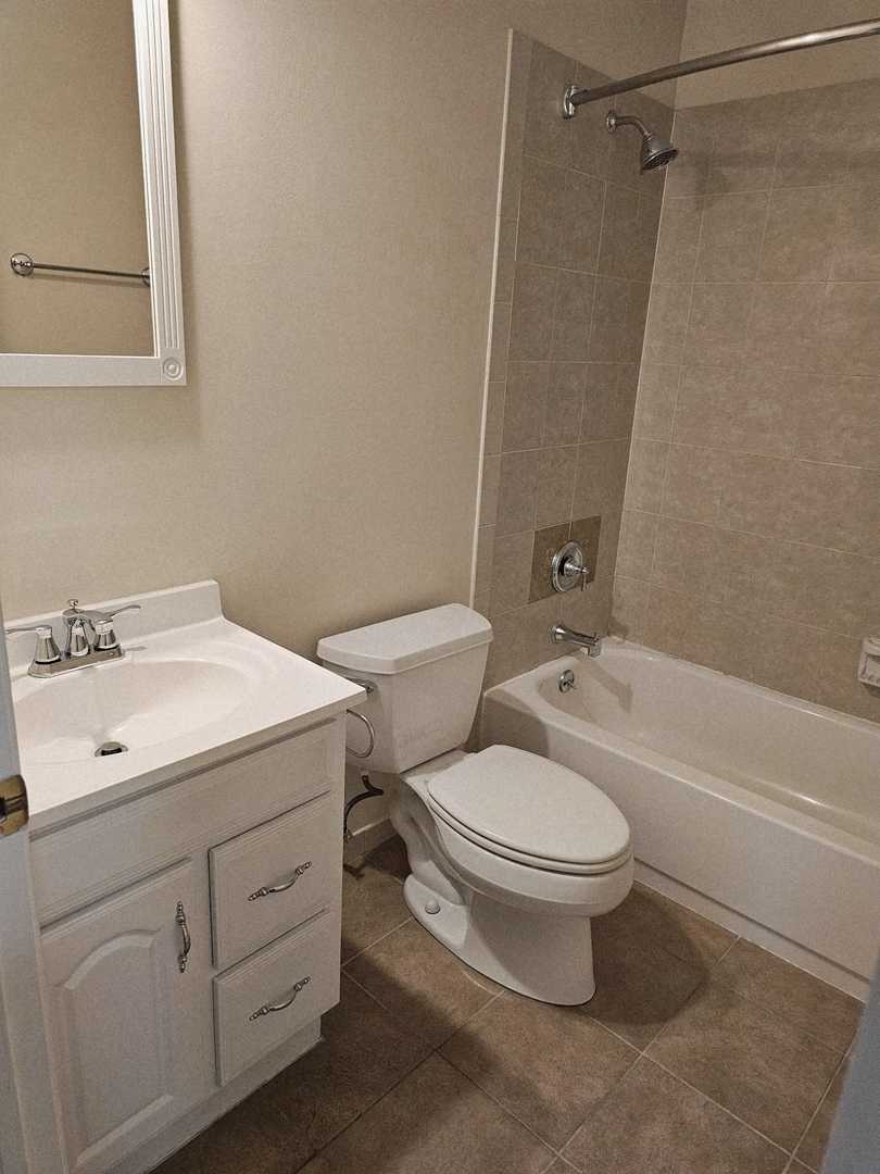 4721 SAINT JOSEPH CREEK Road #3H, Lisle, IL 60532