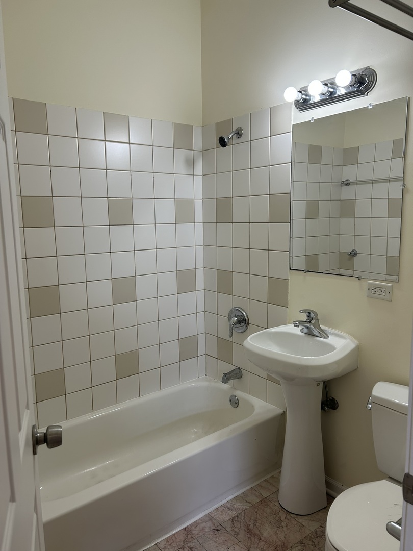 525-527 N Ashland Avenue, Chicago, IL 60622