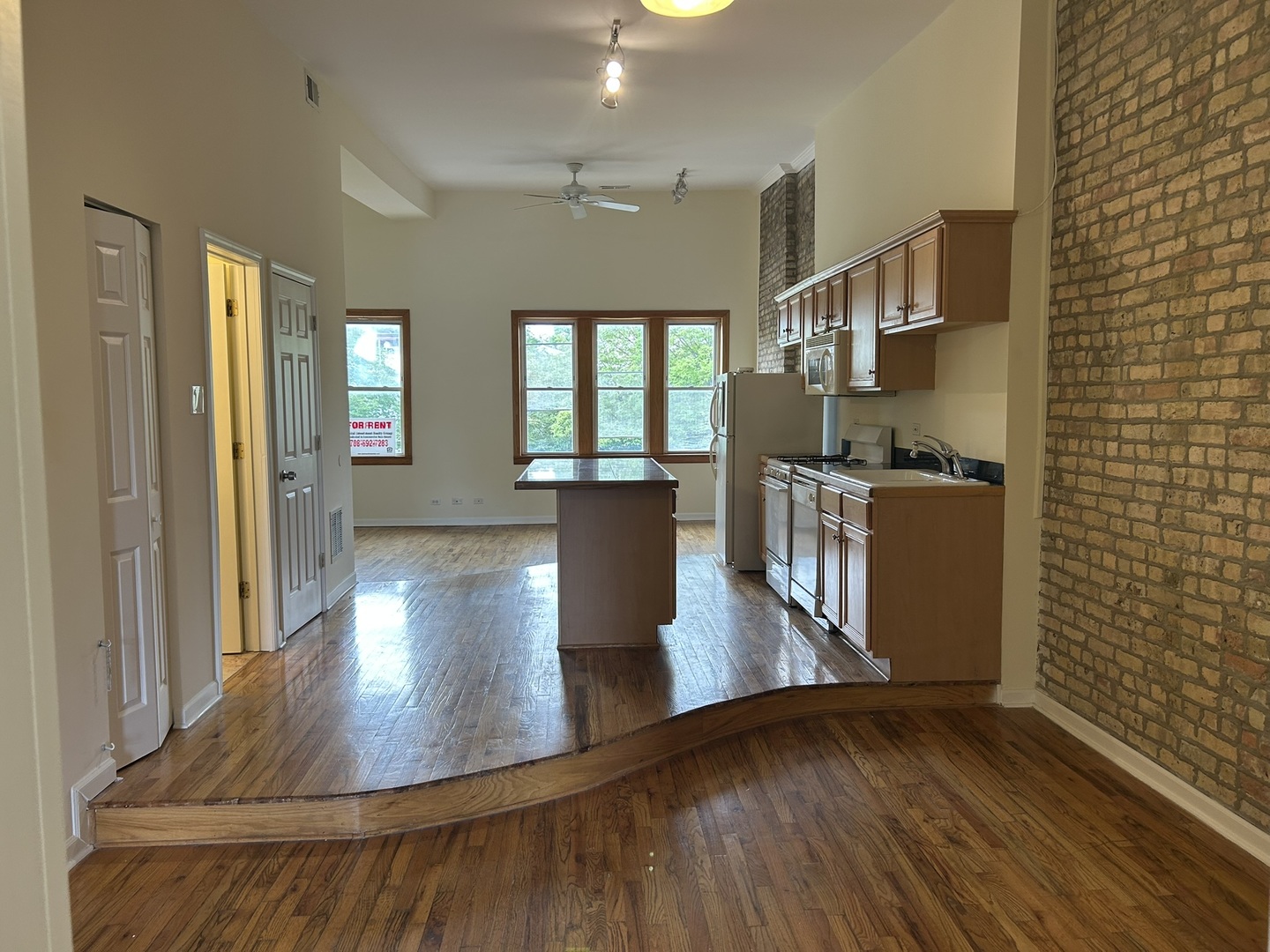 525-527 N Ashland Avenue, Chicago, IL 60622
