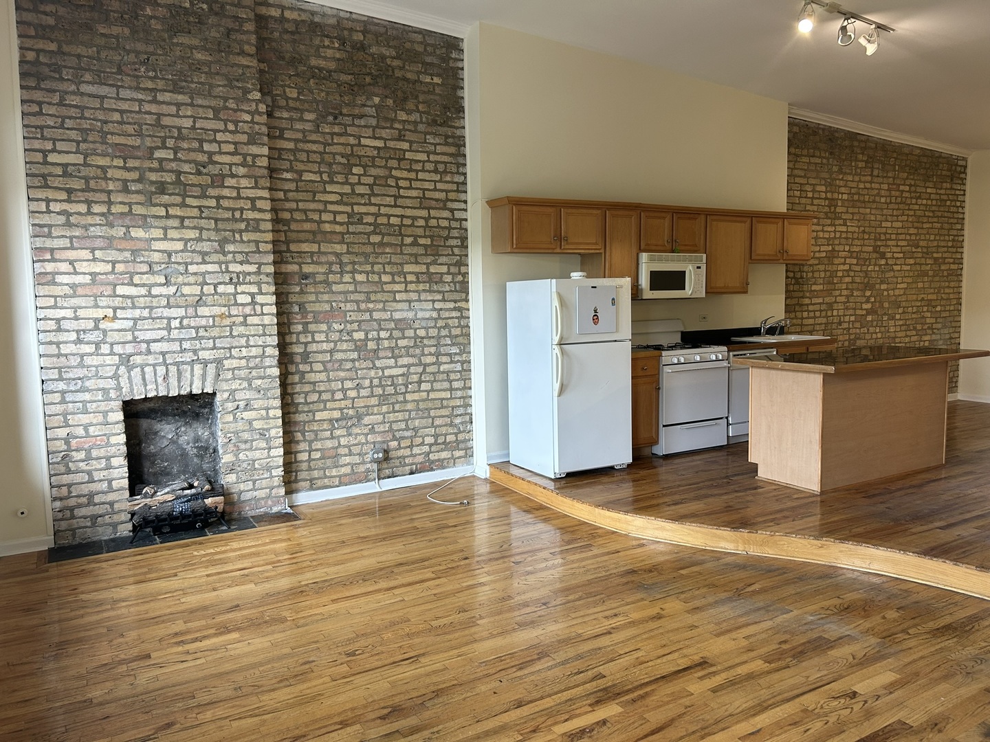 525-527 N Ashland Avenue, Chicago, IL 60622