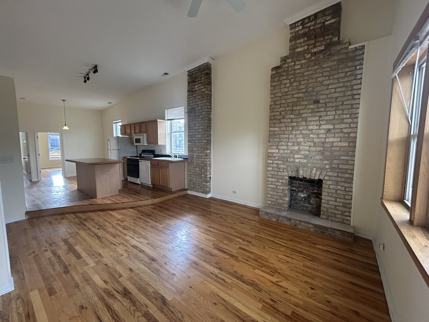 525-527 N Ashland Avenue, Chicago, IL 60622