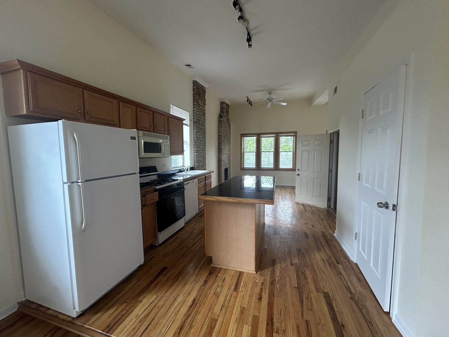 525-527 N Ashland Avenue, Chicago, IL 60622