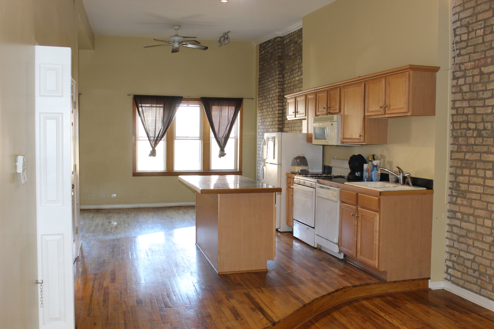 525-527 N Ashland Avenue, Chicago, IL 60622